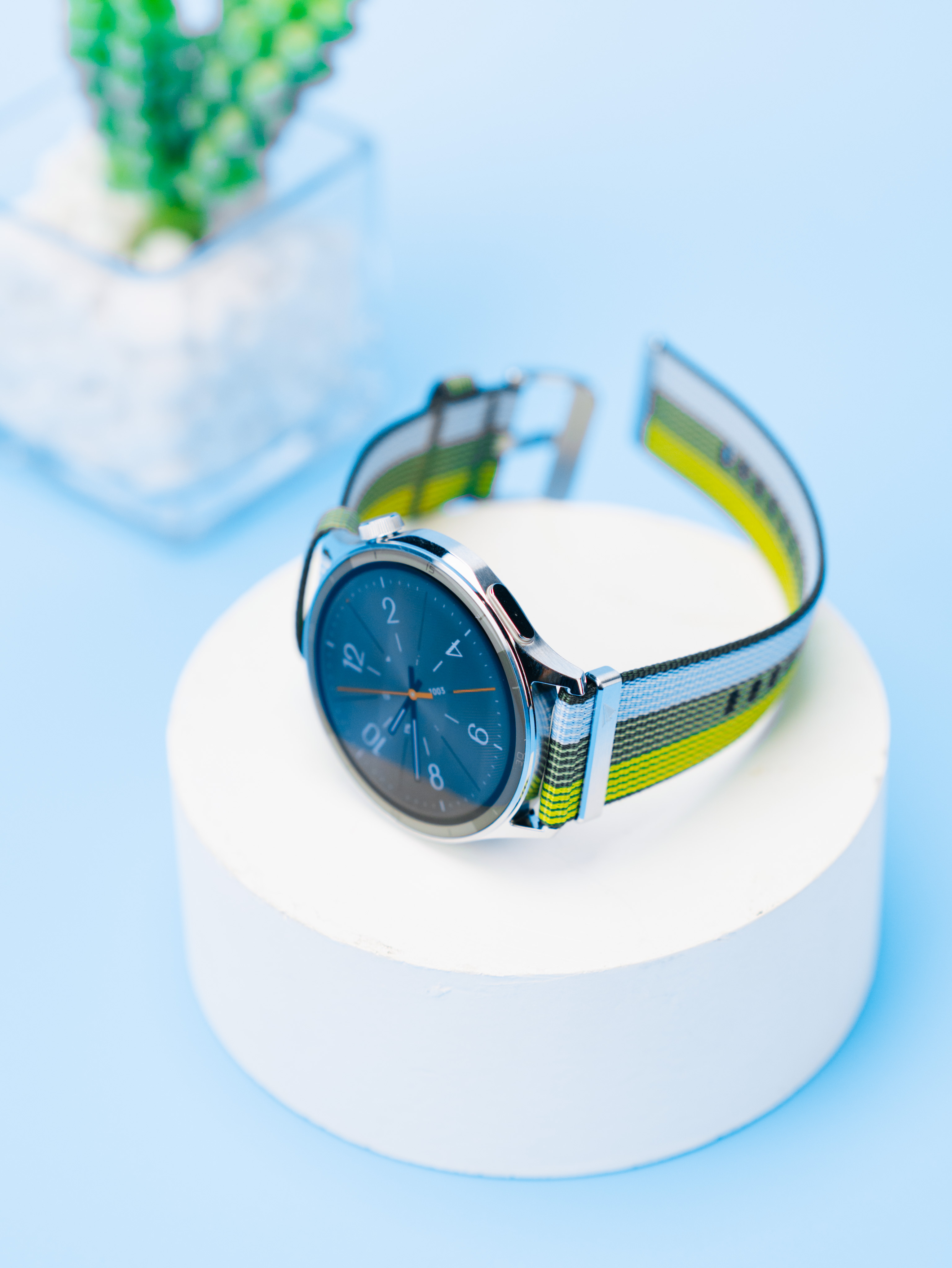 OPPO Watch S真有点“轻功“在身吧，亮银色边框更显小巧精致，一点一横两