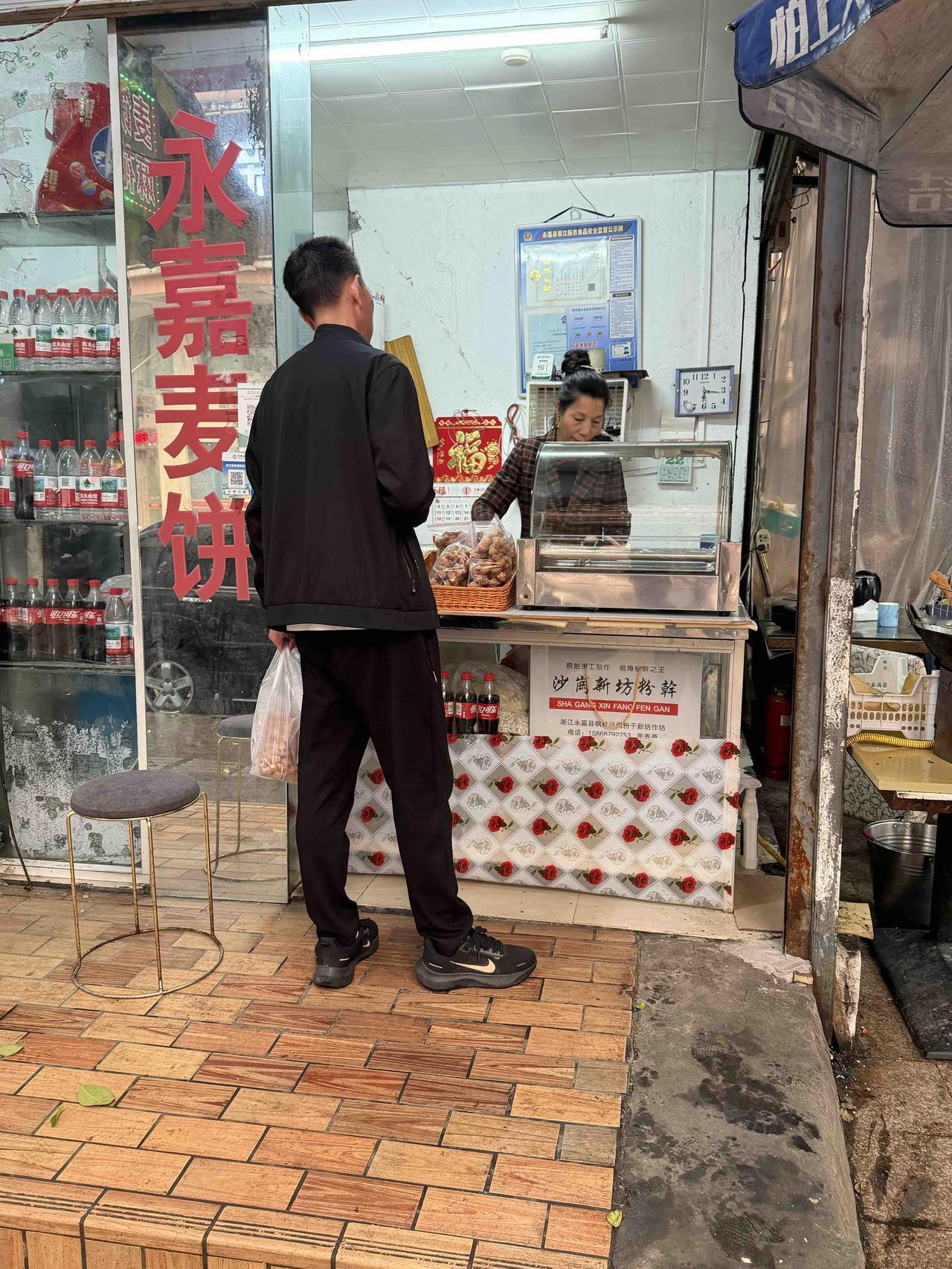 昨天晚上5点30分，我去温州永嘉桥头镇的公园东路吃饭！
这里是桥头镇的小吃一条街