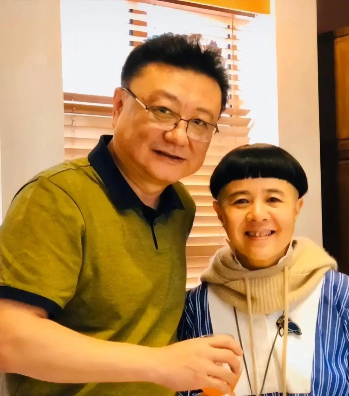 1988年，王宁带着“金龟子”刘纯燕去领结婚证。登记员一瞅，纳闷地问：“小伙子，