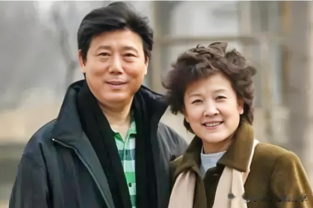 早年间两位明星的一张合影，宋春丽一眼就能认得出来，她长得很标致，国字脸，长相端庄