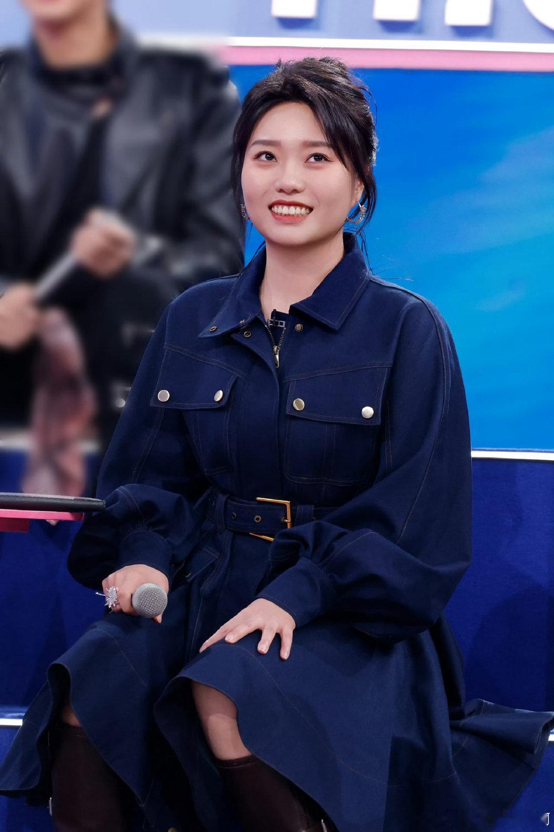李雪琴丸子头学院风穿搭 李雪琴好有学姐味 你好星期六 李雪琴《干杯》直拍新鲜出炉