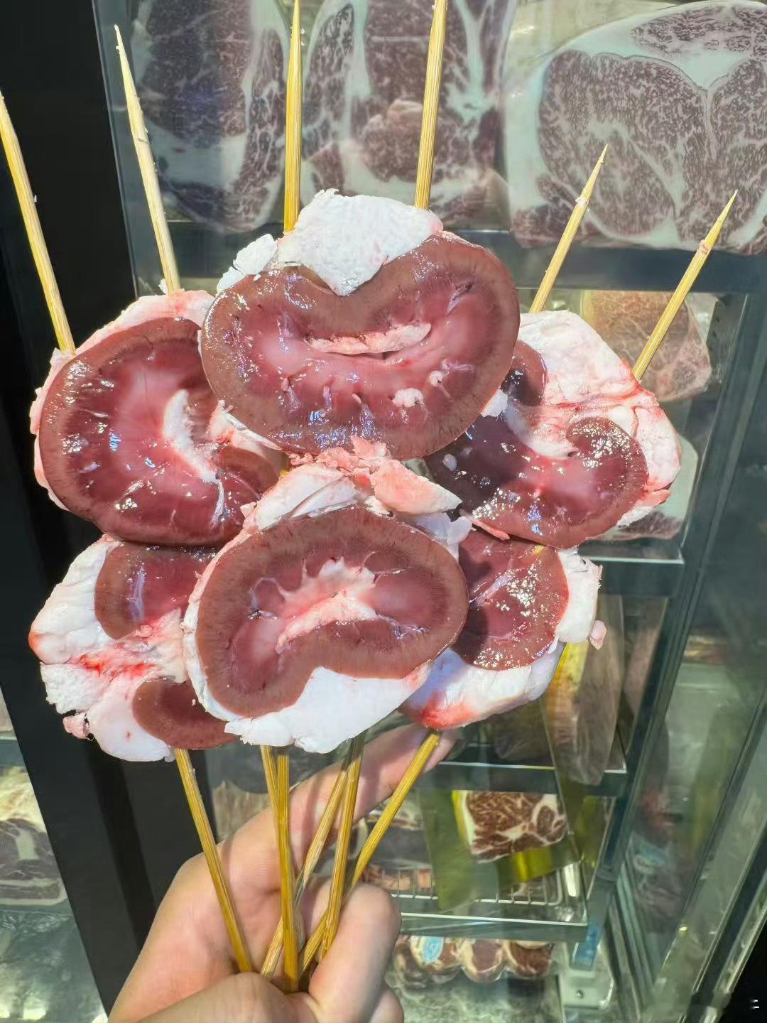 谁给董洁做的妆造这是直接把脸烧了？还是专门做的艺妓妆？ 