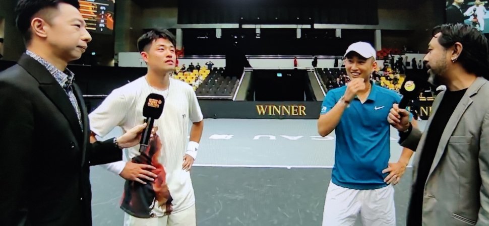 美高梅澳门网球名人赛，李娜队的吴易昺6:3、7:5两盘战胜了马丁内斯队的商竣程。