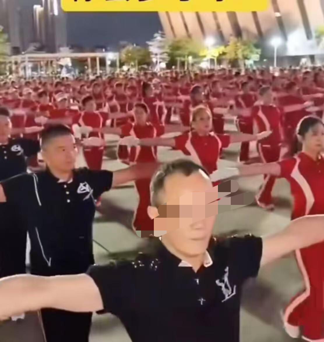这装备应该没少花钱，没钱，还参加不了暴走团呢！像广东，有不少人一个月3000多点