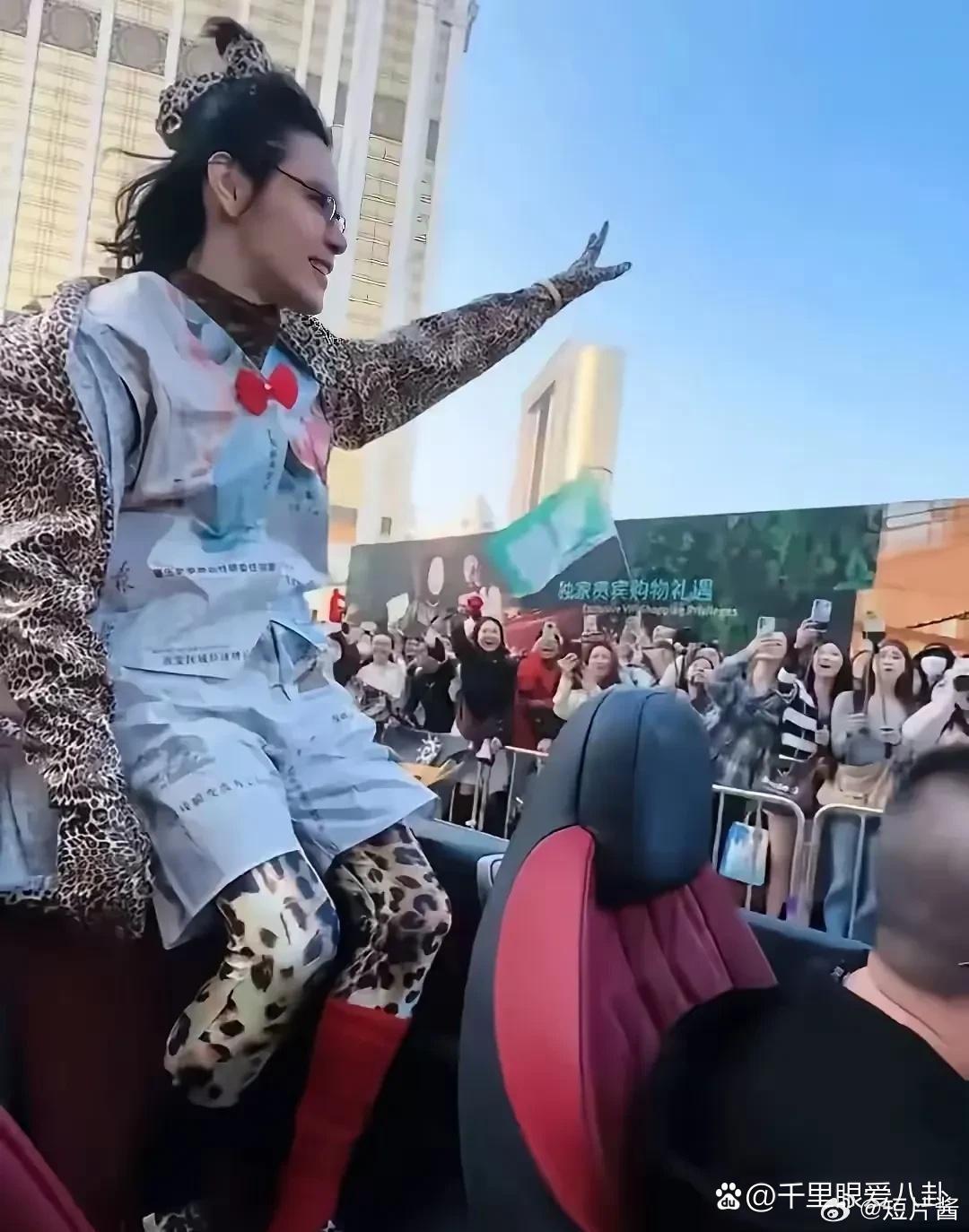 向佐是彻底放飞自我了，大家来评价一下他这身穿着怎么样？ 