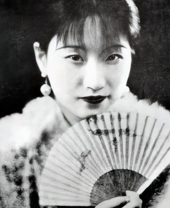 1928年，徐志摩母亲推开卧室门时，映入眼帘的是一幅难以置信的景象：儿子徐志摩与