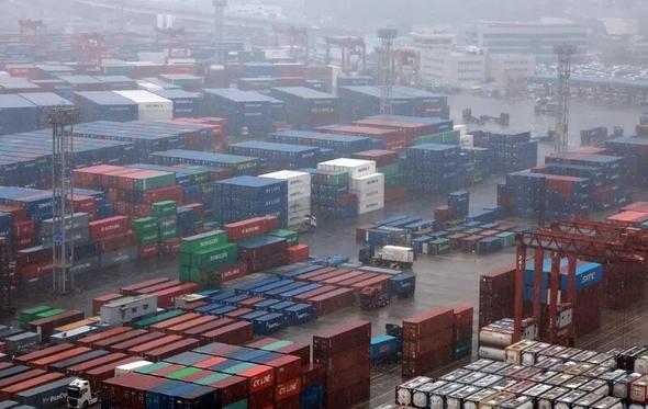 提醒你注意一个国家：在芯片、造船、军工甚至汽车的全线爆发下，韩国今年的年出口额极