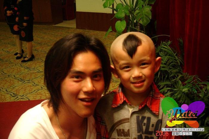彭于晏 Eddie的合影仿佛昨日🌹时光从未停留但也一直驻足光影魅力也是他的魅力