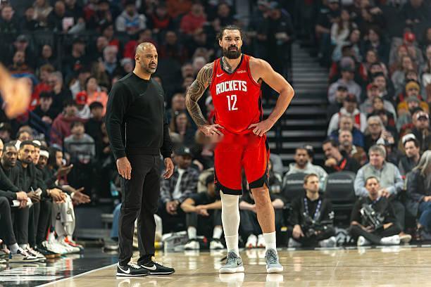 再说说亚当斯报销的原因。亚当斯受伤前火箭打了40场比赛，亚当斯打了32场，出勤率