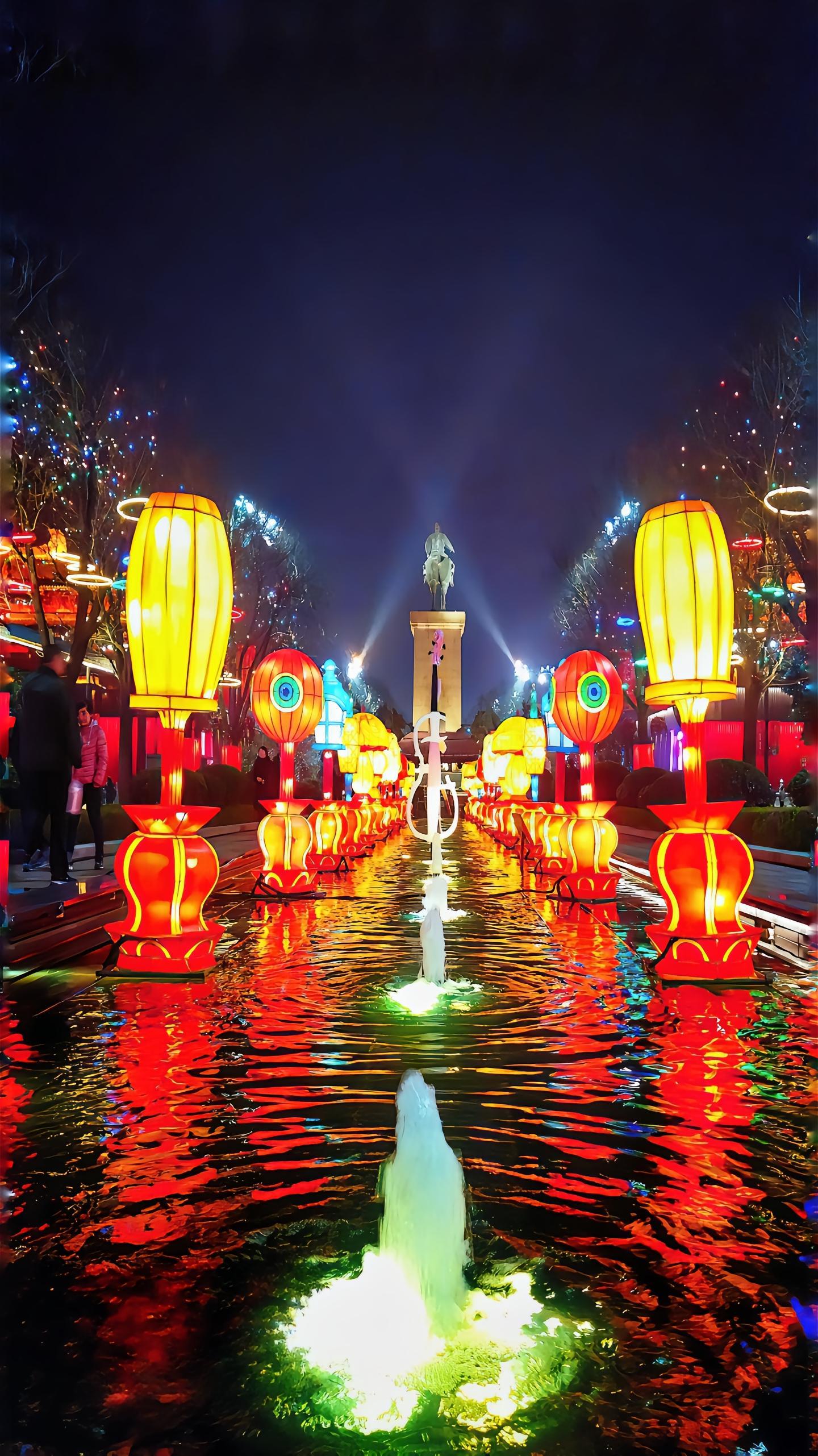 陕西年味  西安年味 西安的年味浓厚且丰富多彩，它在各种民俗活动里，如社火表演、