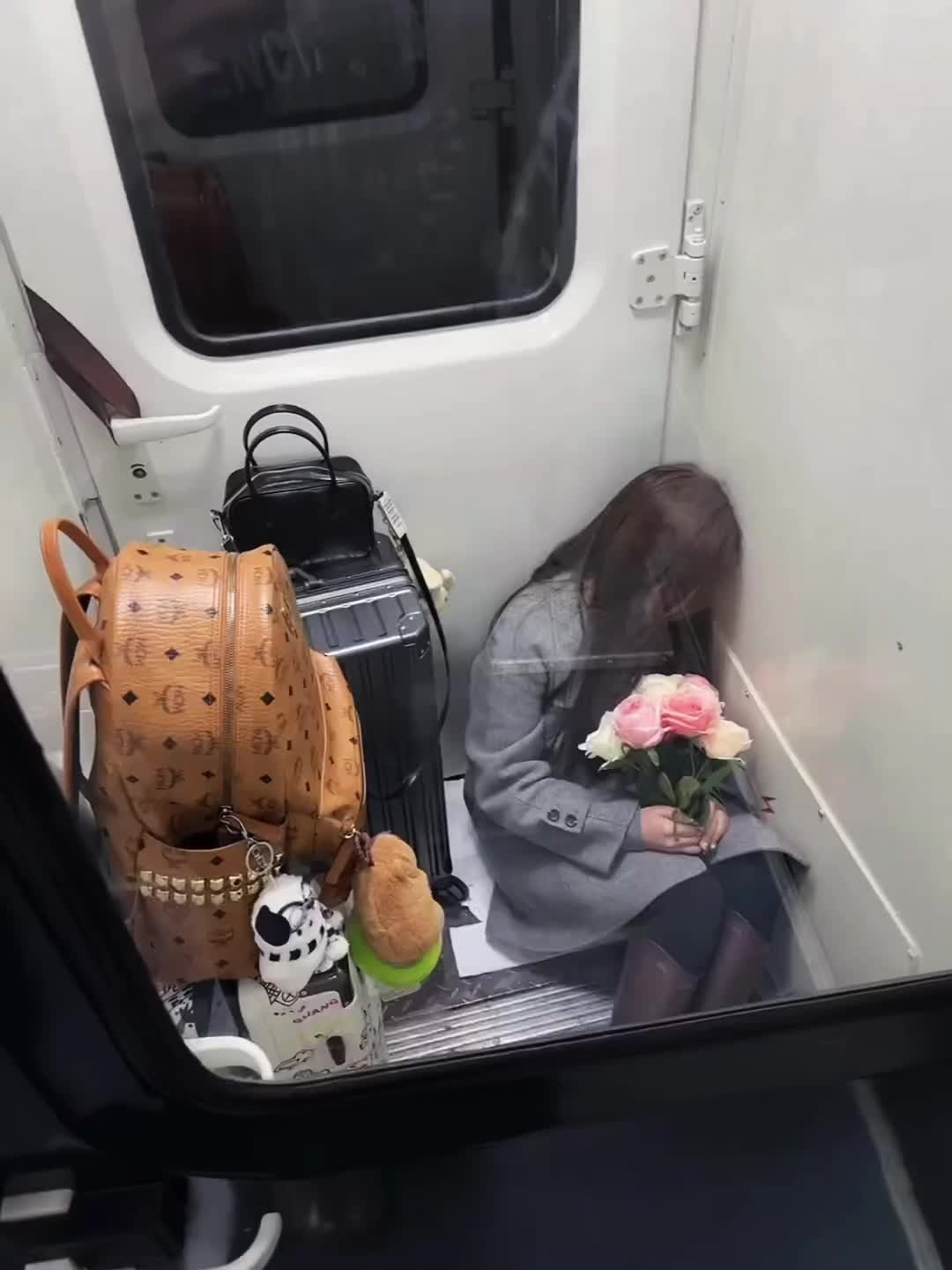 有人嫌见你一面车票太贵 开车太累 有人辗转奔波只见你一面.