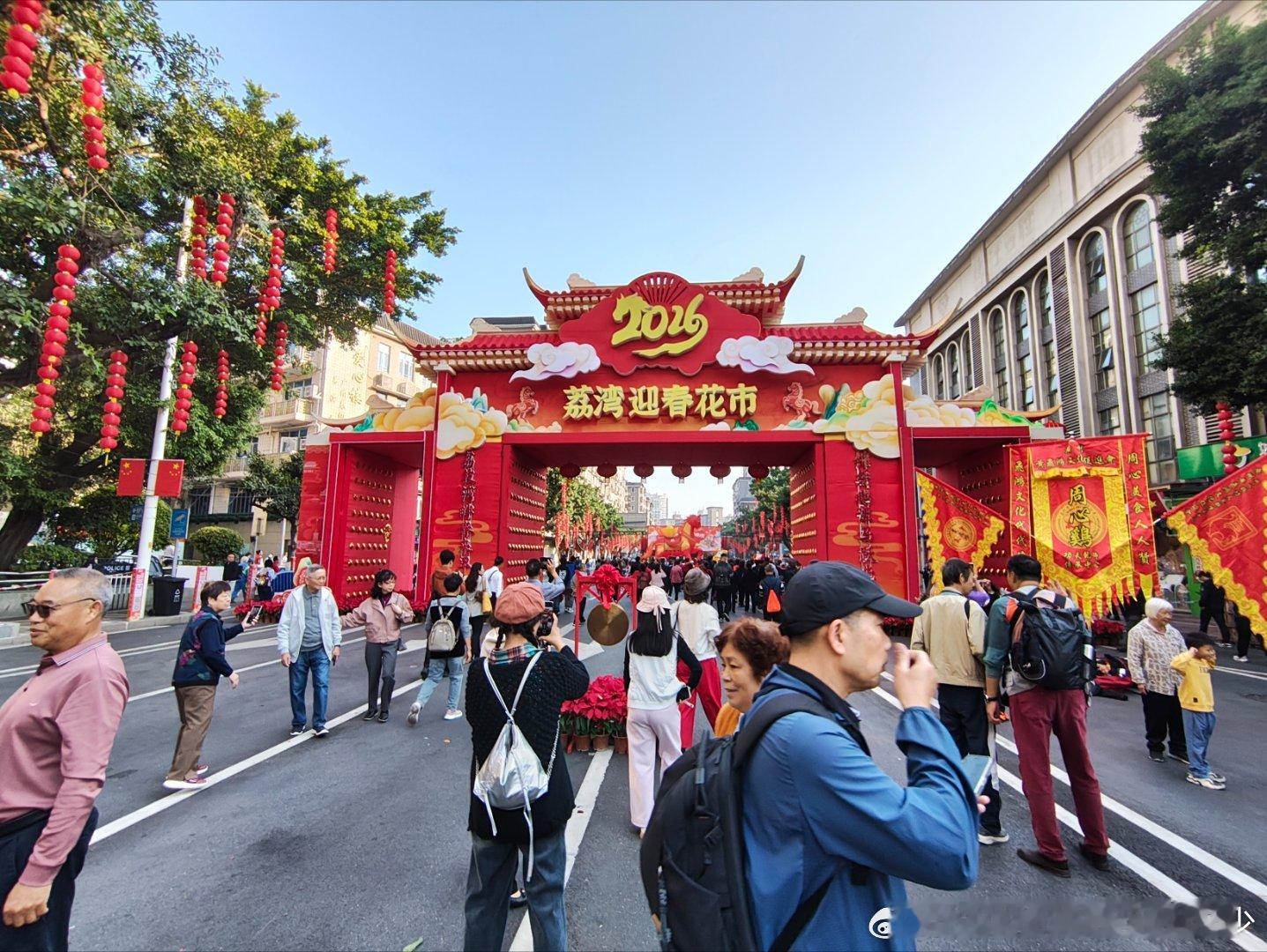 2026新年行荔湾路花市的足球迷朋友记得打卡此前u23亚洲杯主力首发门将李昊其中