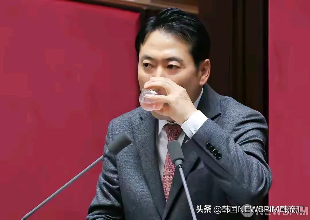 韩国最大在野党，国民力量党党首张东赫太拼了，真能说啊。
张东赫为了阻止共同民主党