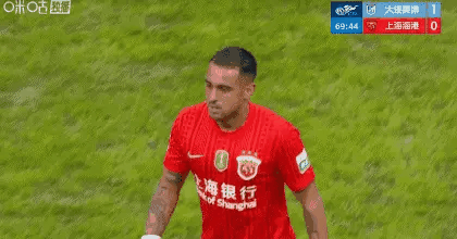 海港莱昂纳多被换下，口中念念有词，应该是表达心中的不满！
上海海港客场0-1不敌