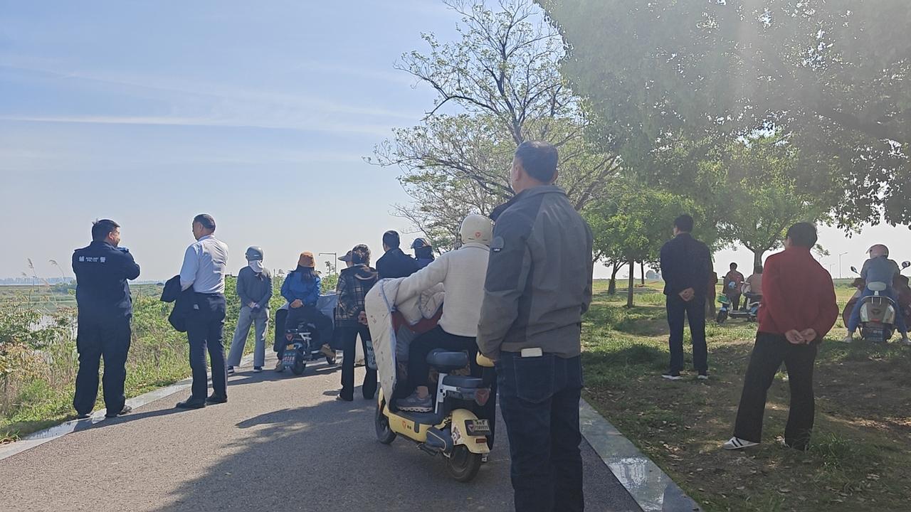 为了一张网，丢了一条命
     今早在老家防洪大堤上兜风，发现一排警车以及救护