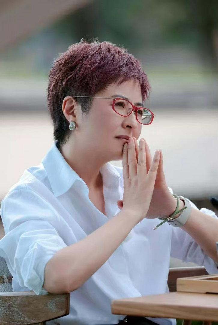 鲁豫把张泉灵也聊哭了继易立竞后鲁豫又把张泉灵聊哭了 鲁豫的采访，厉害的地方不是她