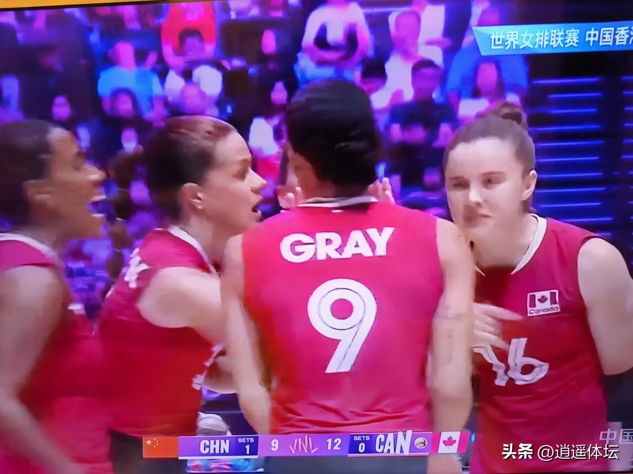 加拿大女排这网上高度也太牛了！中国女排顶住压力，力争拿下比赛！
    中国女排