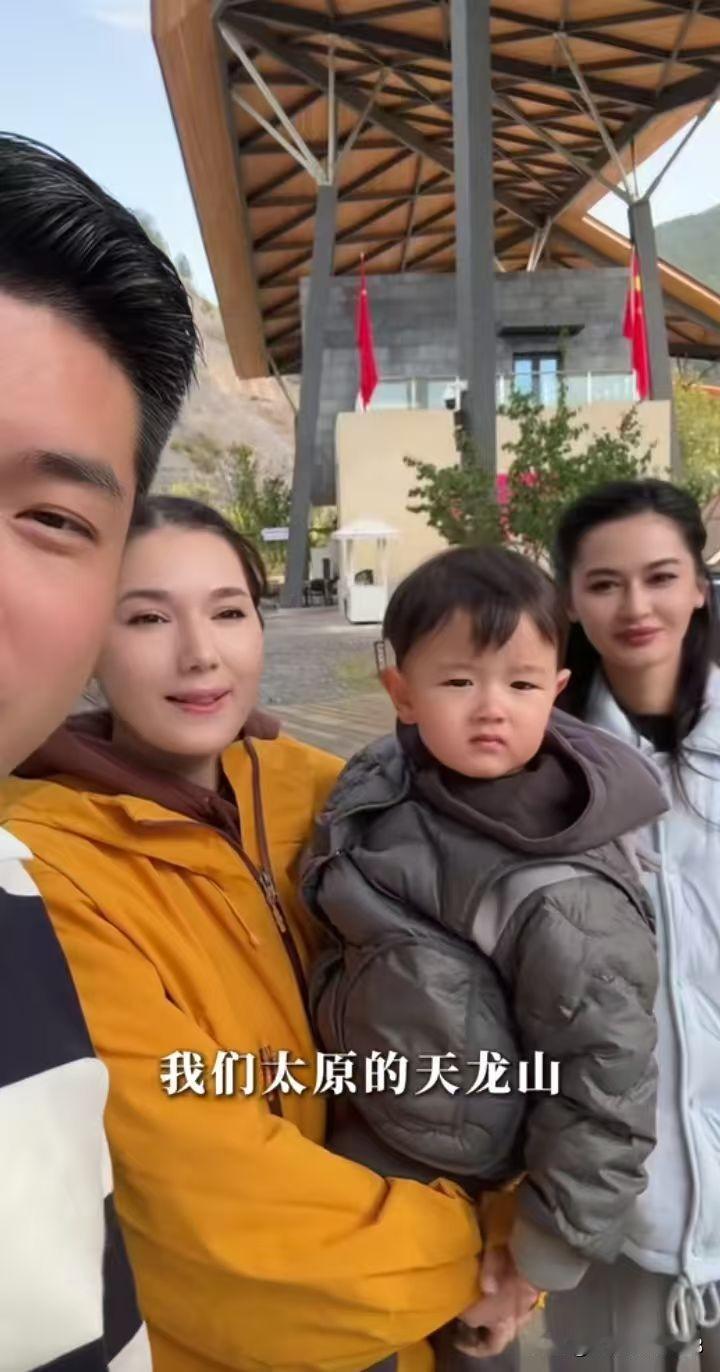 裴宇夫妻俩带着儿子和小姨子来到了太原的天龙山吃烧烤了，这里的风景好美呀！
几天没