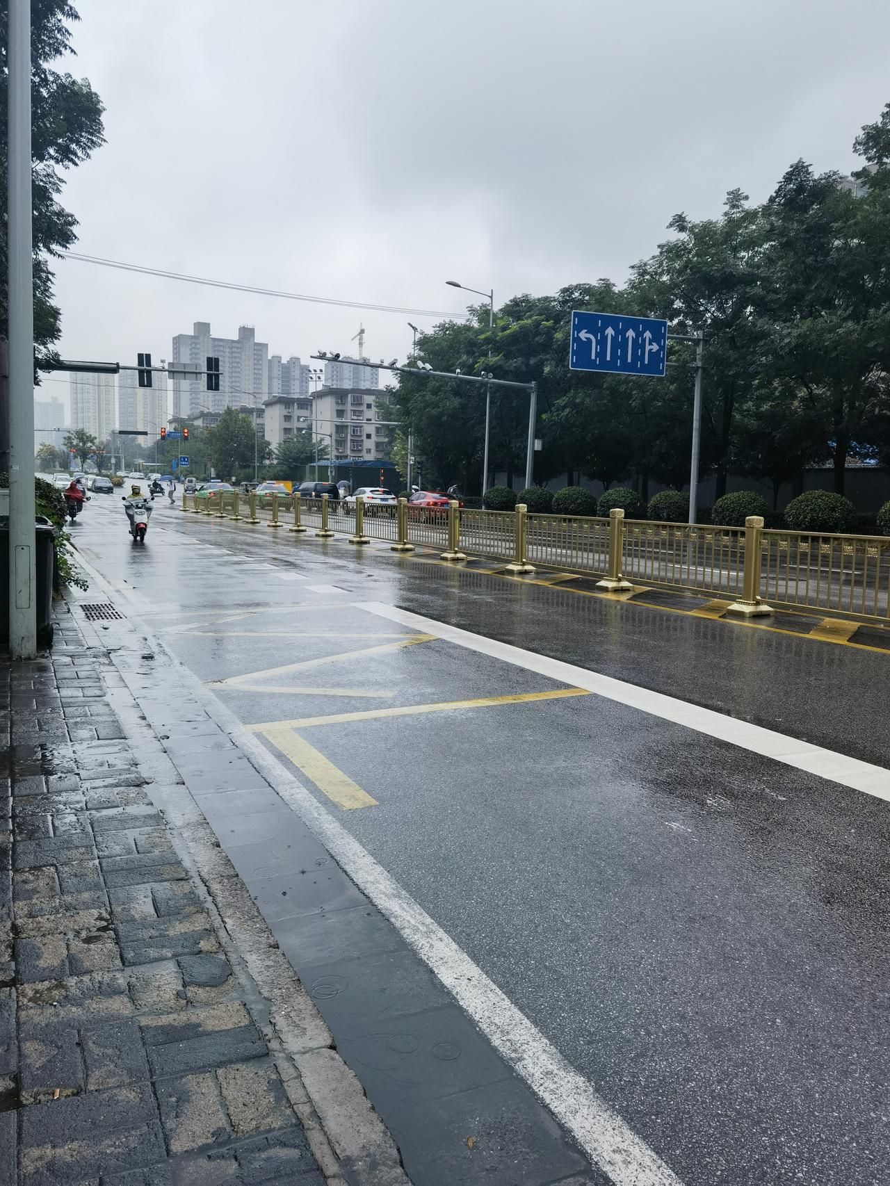 西安地面的雨越下越大，积水成渊，而地铁里依然客流满满，旅客们大包小包川流不息，千