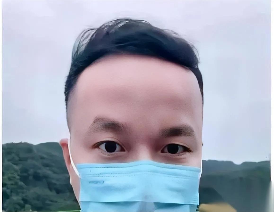 上官正义天天直播吃饭睡觉，不是想红

是怕哪天睡过去就醒不来。

青岛那伙卖孩子