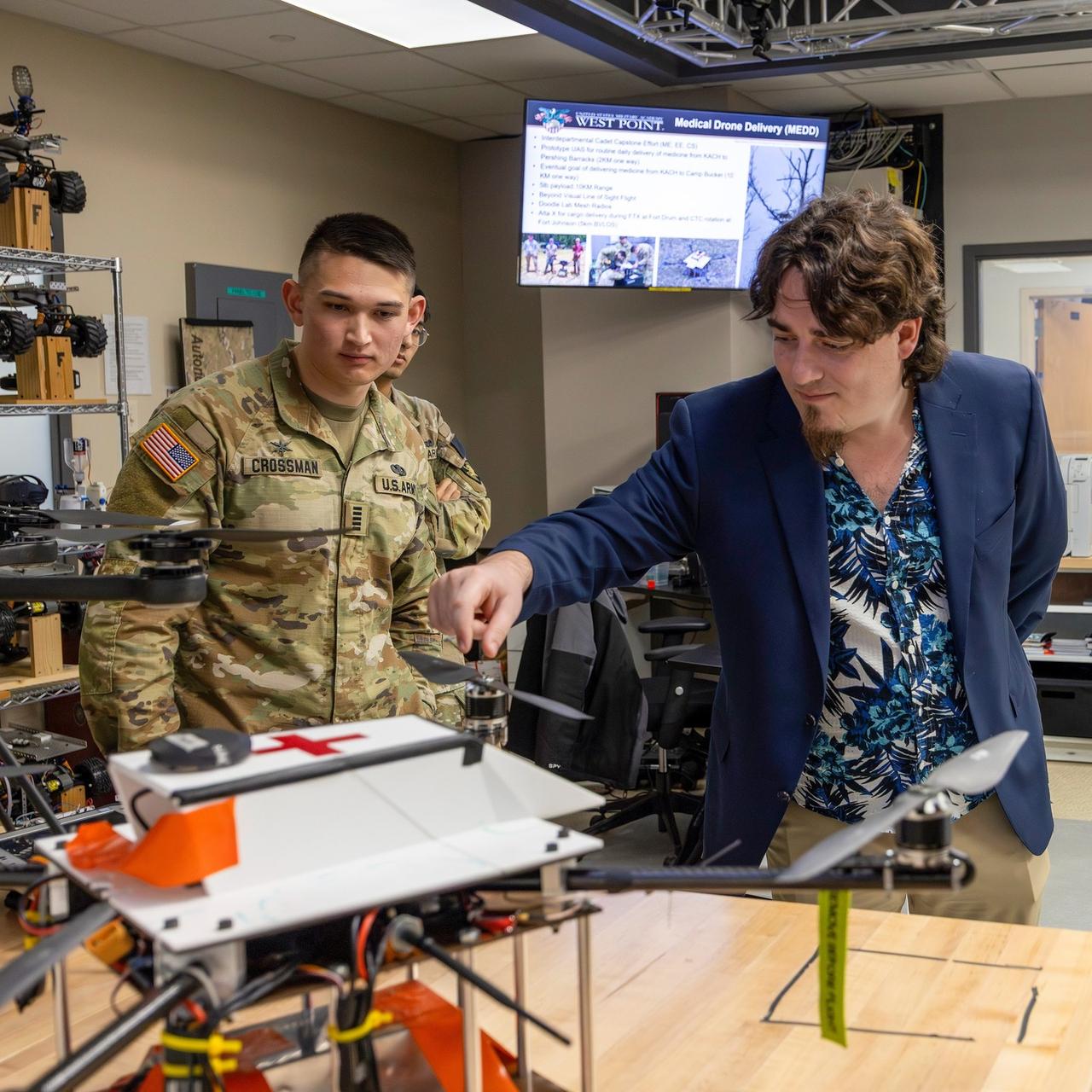 “皮尺专家”进军校
安杜里尔工业公司创始人帕尔默·拉奇访问西点军校，与学员们探讨