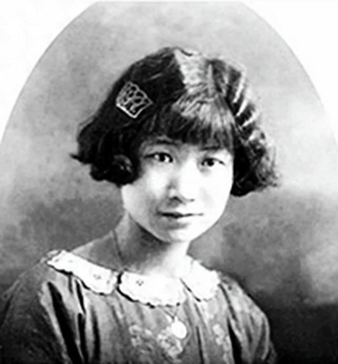 1898年，北京黄家的大宅子里，一个刚生完孩子的贵妇人指着怀里的女婴大声喊道，赶