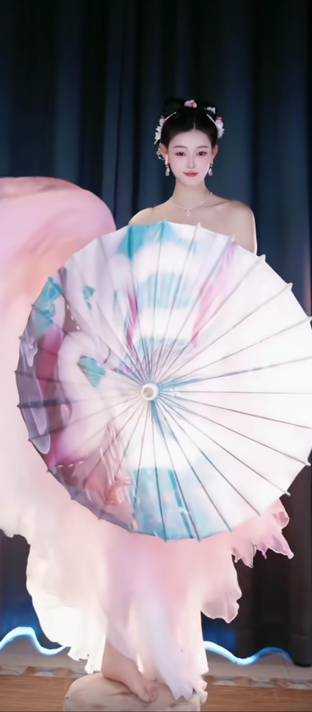 粉黛遮面，伞下人如画。