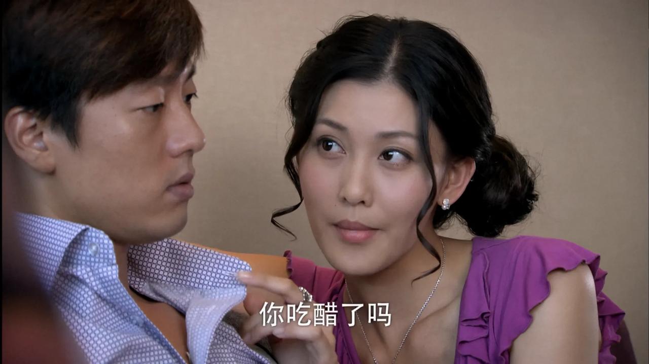 难道在艾莉回国之前，他都没别的女人吗？
艾莉回来后，洪世贤就一心跟她鬼混，中间也