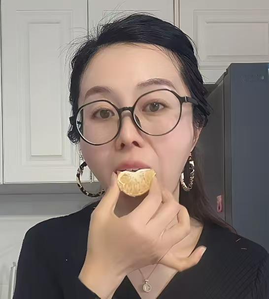 田静真是说话越来越难听了，正常网友不会跑去人家房间扣字挑衅的，不怪静静回怼。
