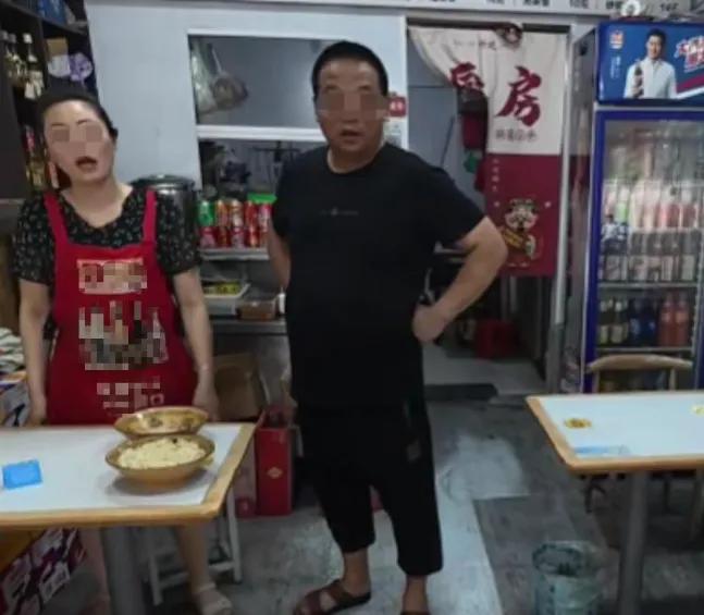 得不偿失！为了9毛钱，这对夫妻成功把一家店干倒闭了
 
江苏苏州木渎镇，食客安先