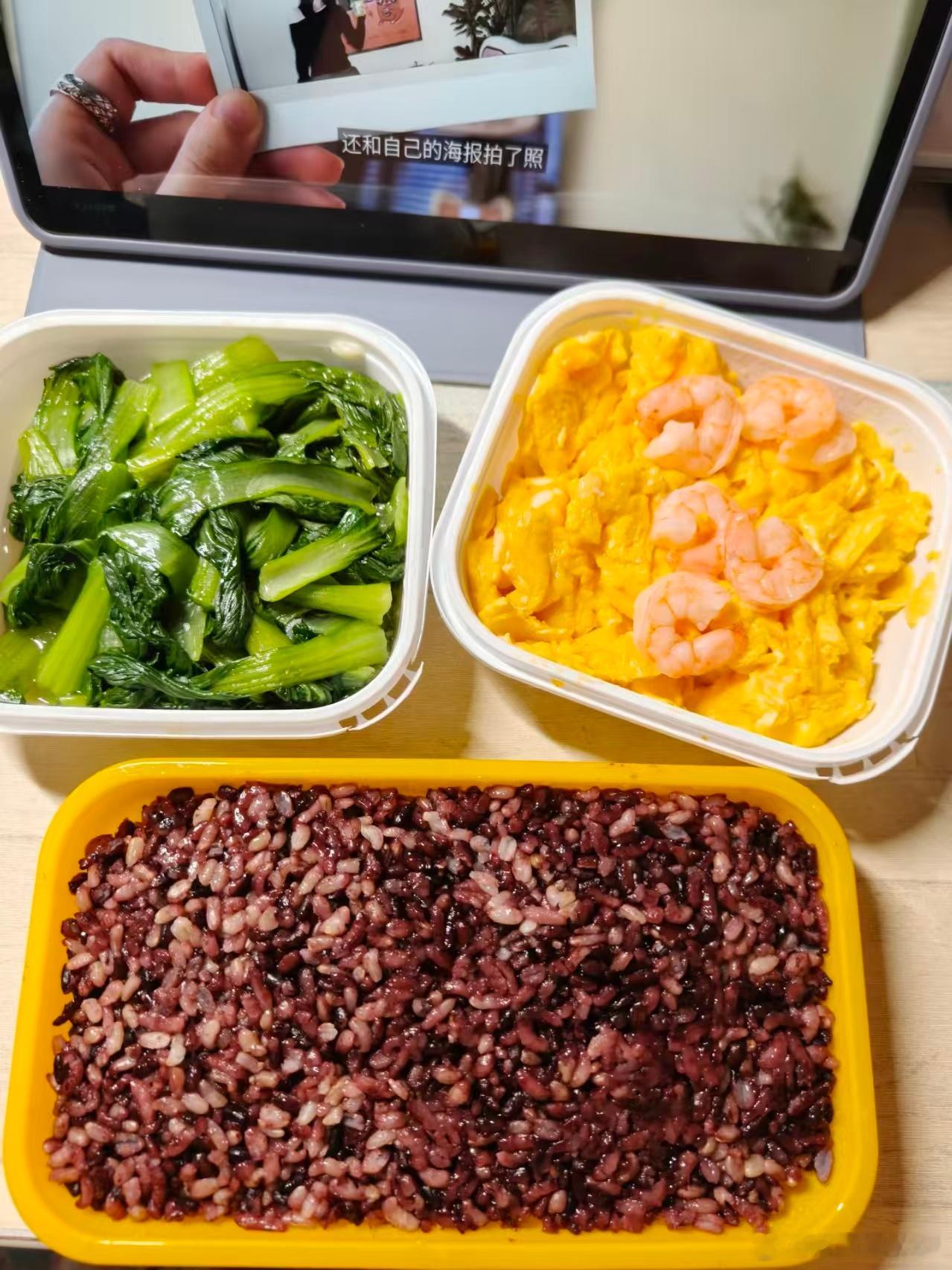 开饭咯听说吃糙米饭能减肥，我也来试一试诶~这易胖体质太烦人了稍微多吃一点体重蹭蹭