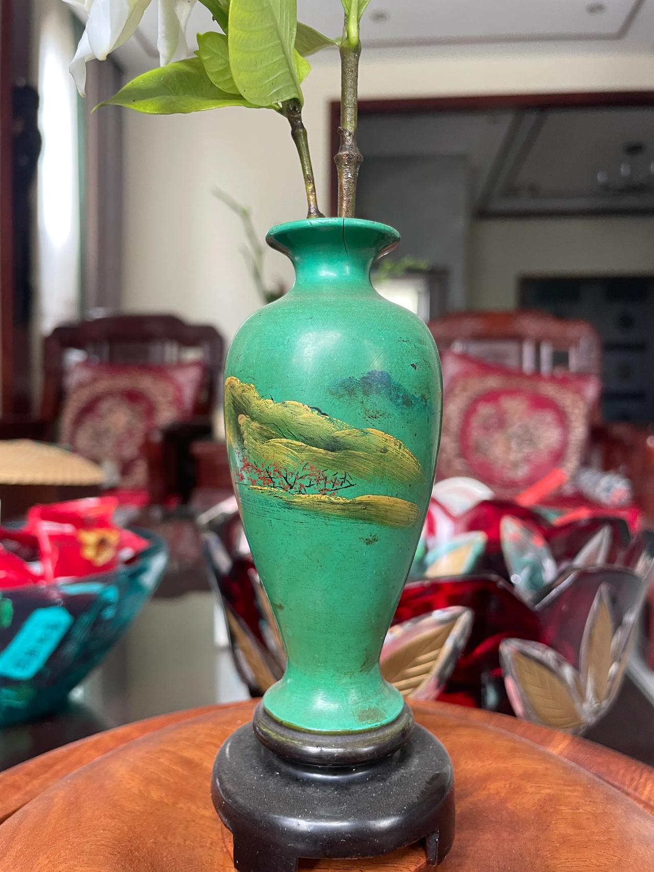 绿瓶栀子，清香满室。#分享花瓶# #花开古董# #分享老物件#