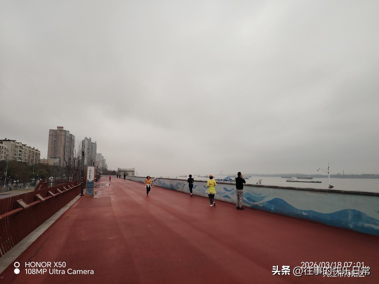 3月18日长江岸边晨练“上头条聊CBA”