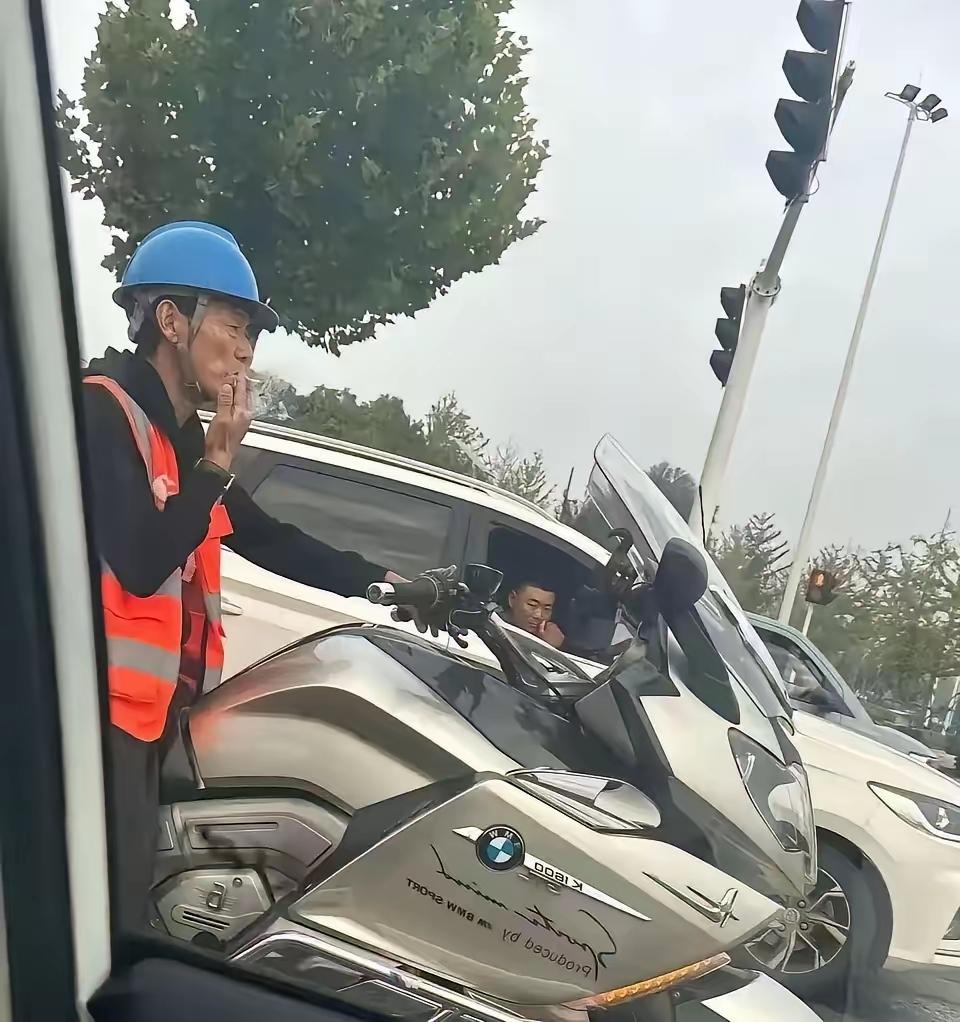 大爷那朴素的穿着，那瘦小的身躯，依然隐藏不了他那厚实的家底，别问我是怎么知道的，