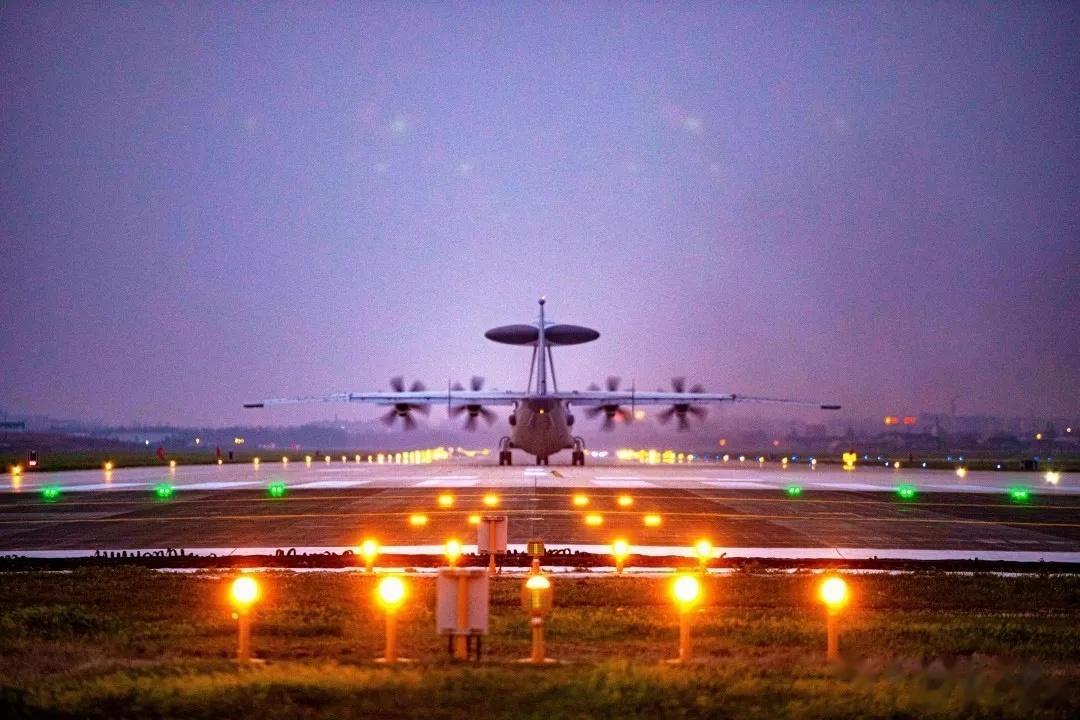 空军战机发射导弹，精准命中“敌”舰。为其提供目标引导的，却是海军战机……训练计划