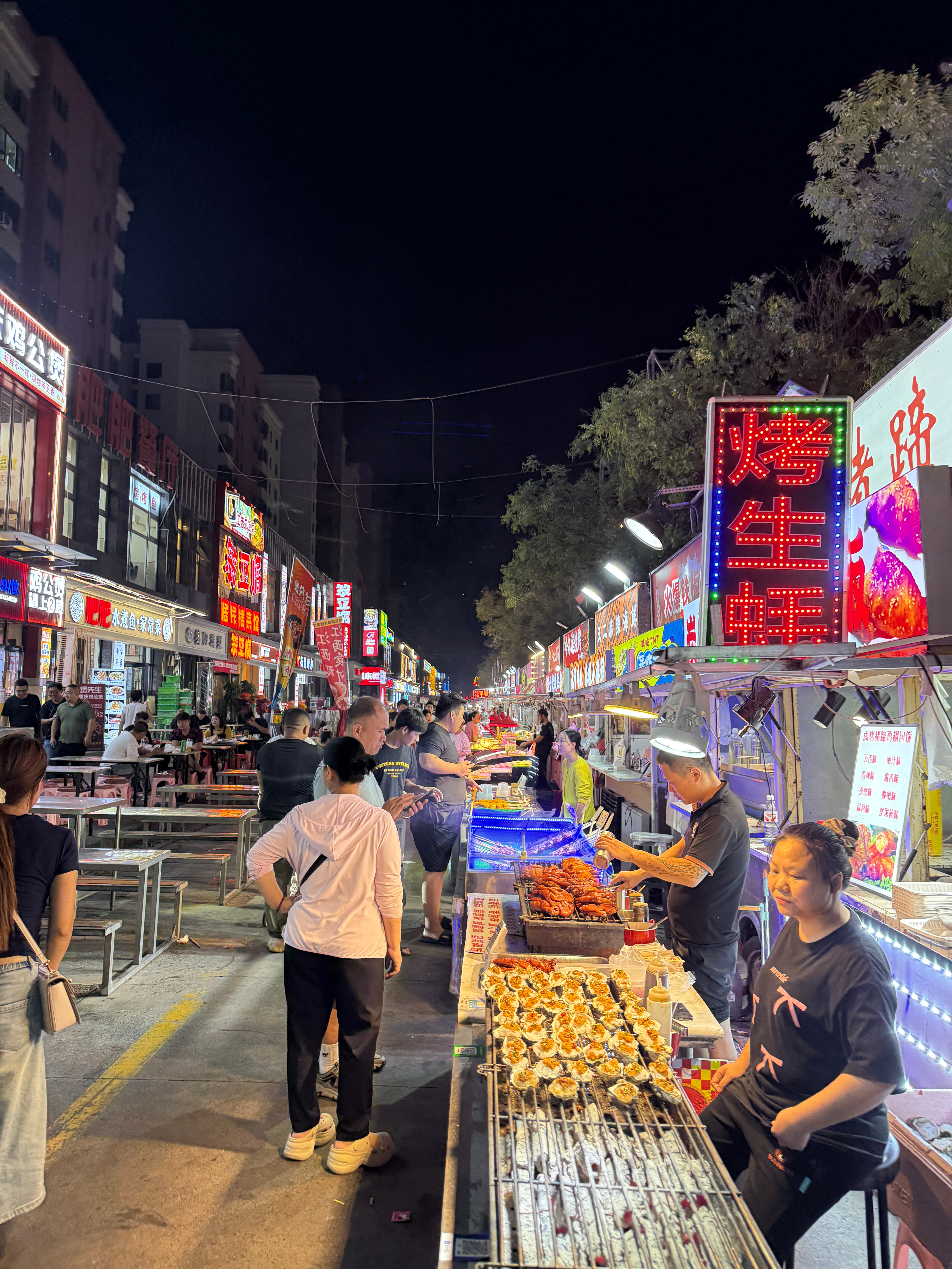好久没有回到学校附近的小吃街了  ​​​