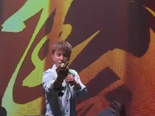 演唱会现场，香港歌手方力申唱到一半，冲着台下观众比出中指！

内地这场万人演唱会