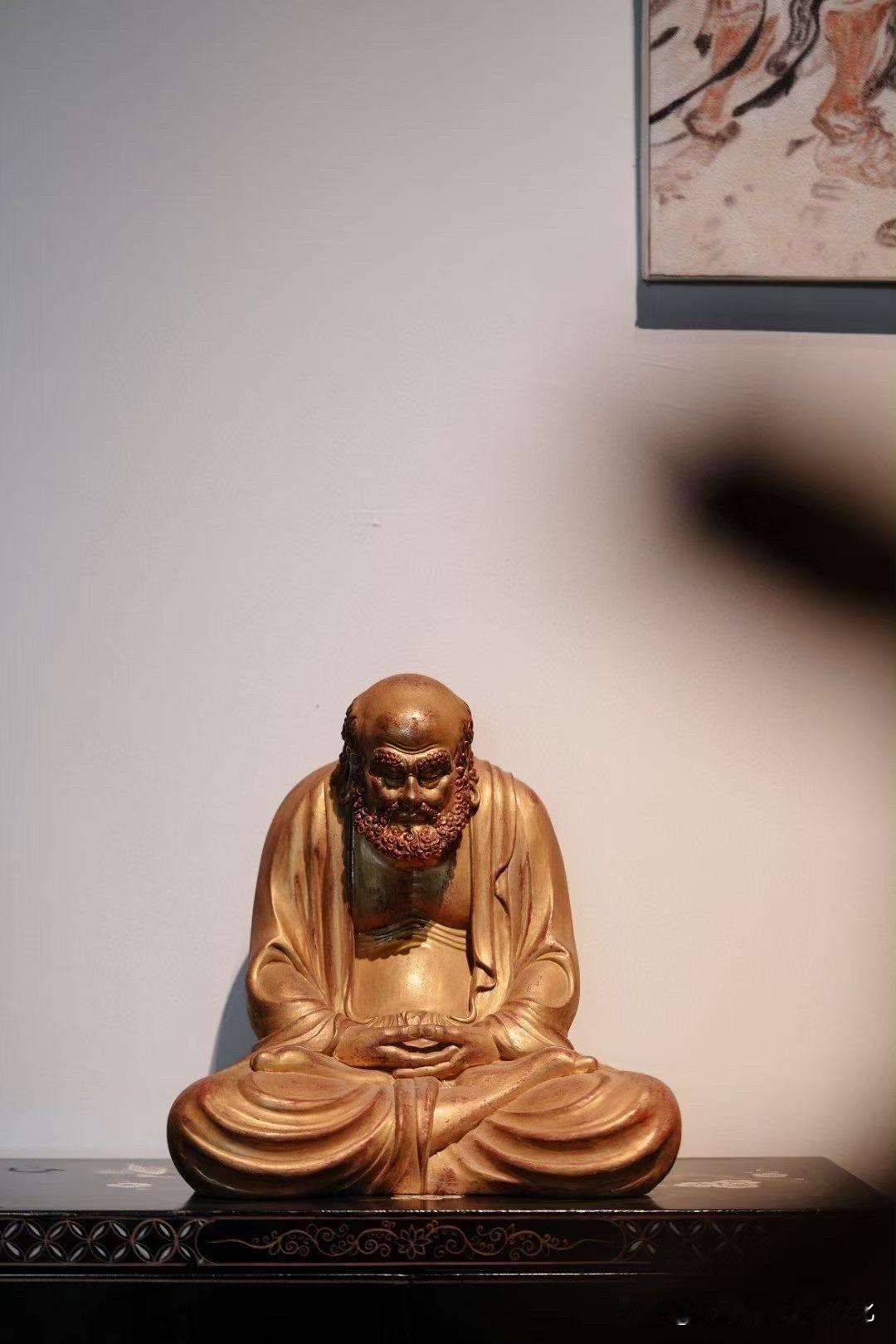 有些木雕，远看先被气势吸引，走近了，才发现真正耐看的是那些细节。

香樟木的纹理