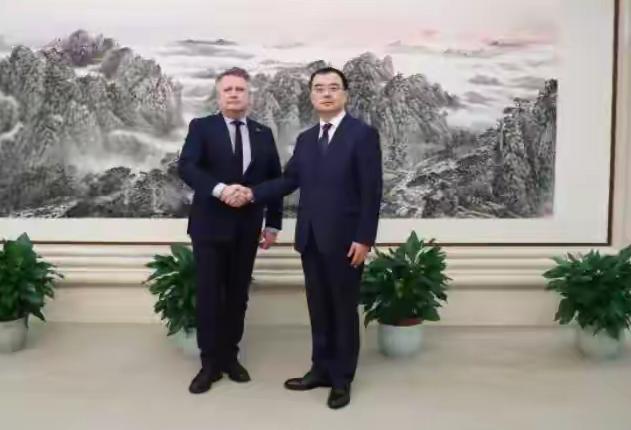 乌克兰派人访华，一开口不提俄乌，反倒说了我们最在意的事