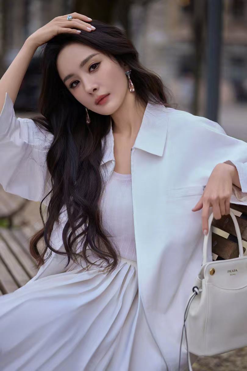 杨幂Prada超季全球首穿杨幂Prada超季未发布系列 Prada女王的顶配待遇