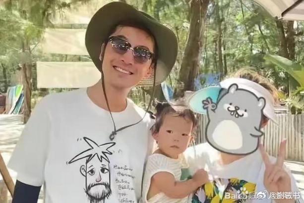 胡歌这次是真不装了三亚后海，一家三口，全被拍了个正着。黄曦宁抱着7个月的小茉莉，