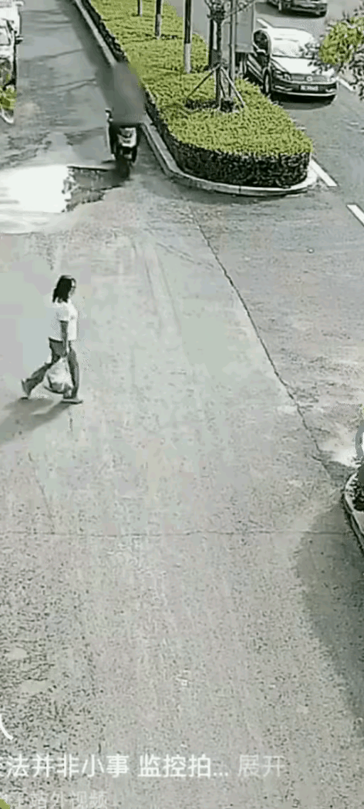 一个看不见，一个不想看，两个人就这么水灵灵的相遇了。
一个女子横过马路，她两手都