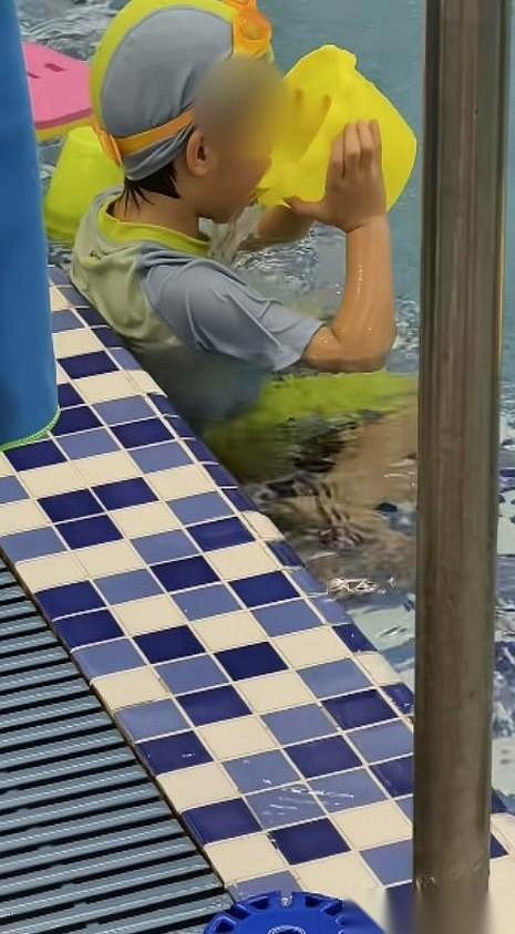 我跟你讲，这画面真的绝了。
一个四岁半的小屁孩，在泳池里拿个塑料小桶，舀起一池子