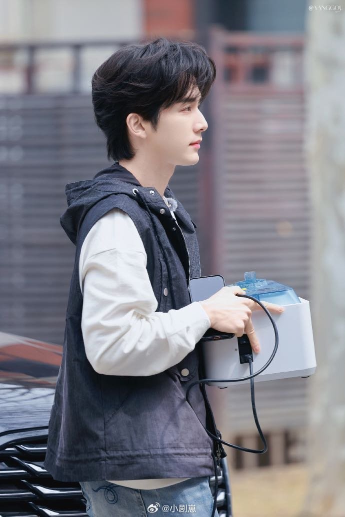 张新成钟辰乐同穿一件卫衣 路透太有梗了，张新成钟辰乐同穿卫衣也太可爱了，全程热闹