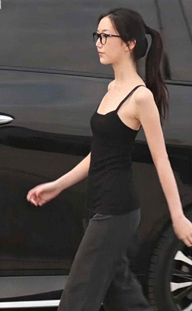 李嫣和窦靖童宋妍霏聚餐！身材太瘦了，兔唇一点也看不出来