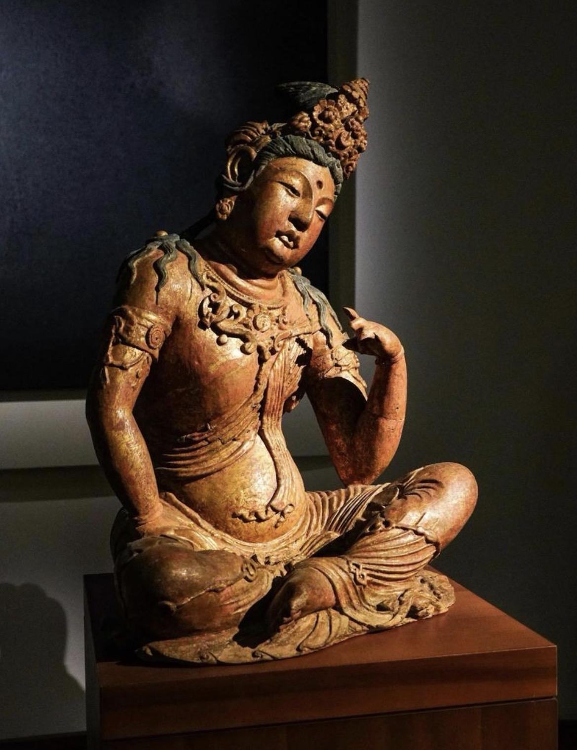 令人痛心的一尊漆金观音。
这尊观音现在馆藏地点在法国巴黎，吉美国立亚洲艺术博物馆