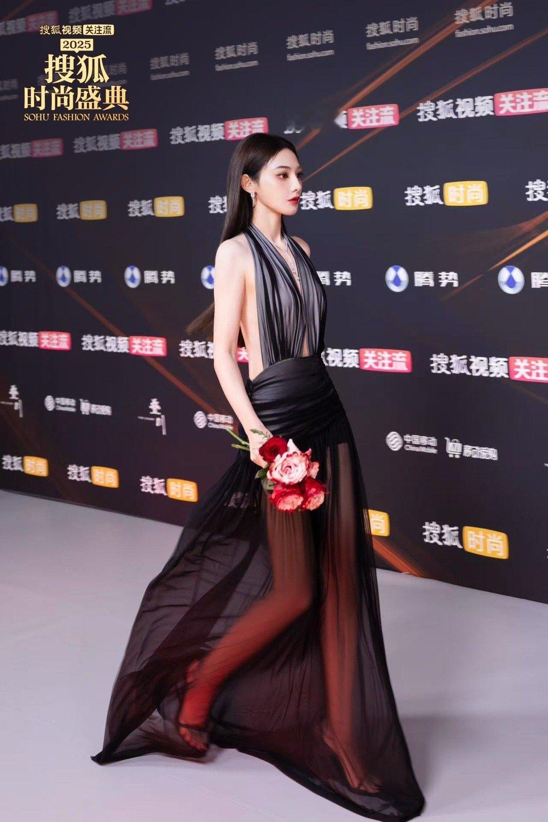 彭小苒搜狐时尚盛典 出街图掉落！女王气质，美得我直呼妈妈