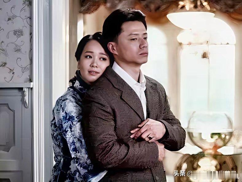 估计那些在心里把左小青，当做是梦中女神的中老年男人们，看到这一幕感觉天都要塌了吧