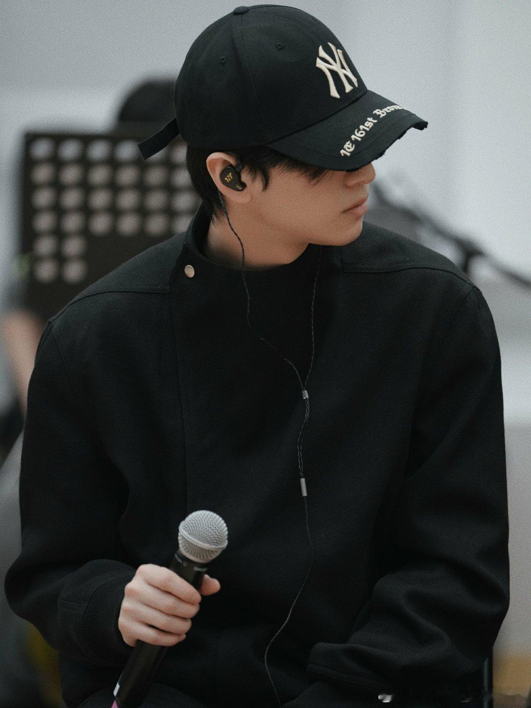 yhx  yhx 我的脑袋是个小小星球 每天只有你开着月亮列车巡游