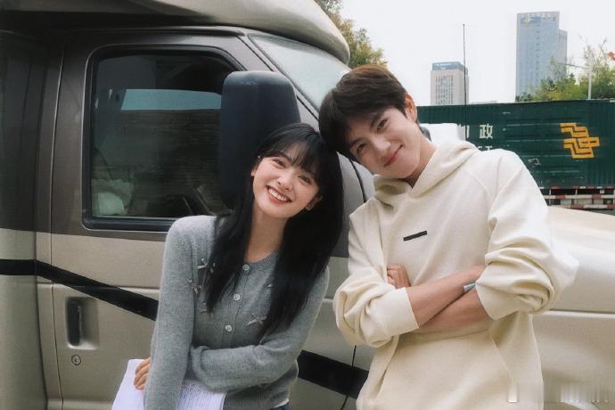 沈月喊赵一博来串门  沈月赵一博同框合照  沈月的灵动与赵一博的沉稳相互映衬，同